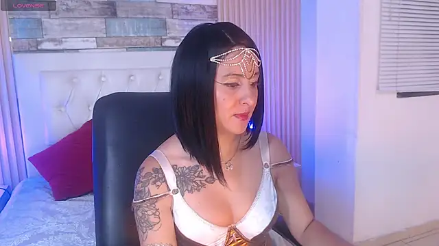 isabella smith  online show from 10/08/25, 05:43