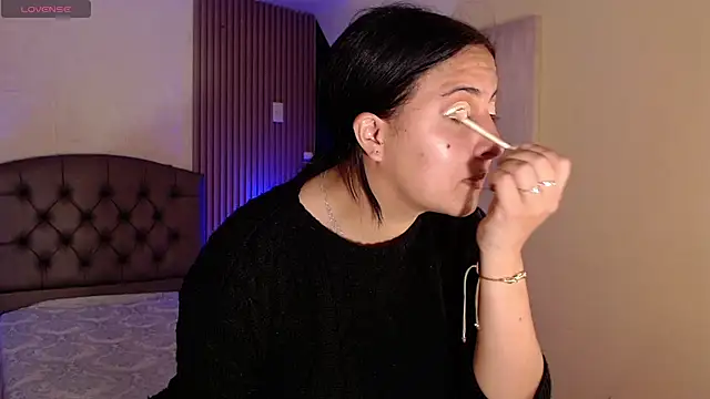 isabella smith  online show from 10/14/25, 05:14