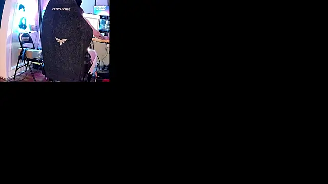 Snapshot of famousALYX chatting on 07/16/26, 07:58 famousALYX online show from 07/16/26, 07:58
