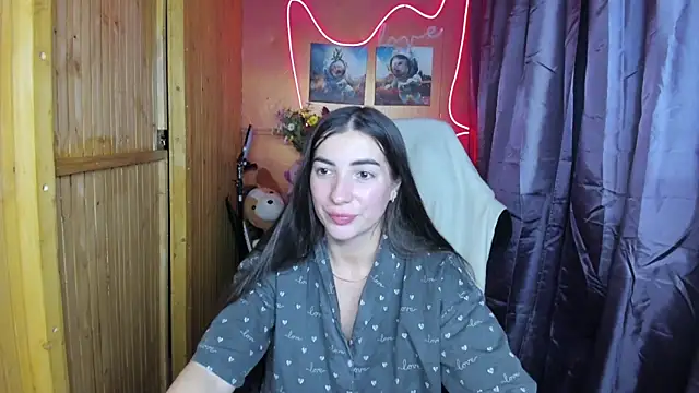 Snapshot of Fiery_Brunette_ chatting on 12/24/24, 09:00 Fiery Brunette  online show from 12/24/24, 09:00