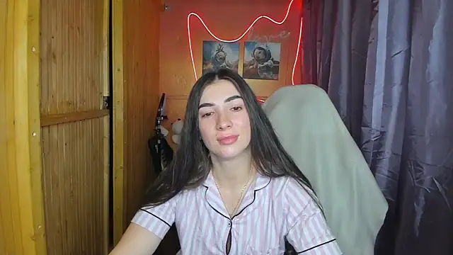 Snapshot of Fiery_Brunette_ chatting on 02/18/25, 06:37 Fiery Brunette  online show from 02/18/25, 06:37