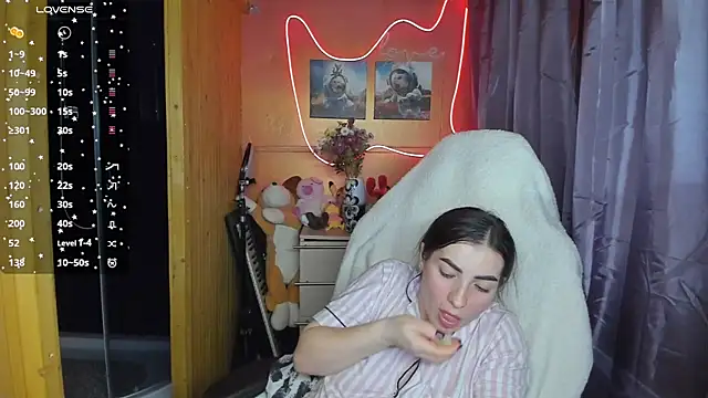 Snapshot of Fiery_Brunette_ chatting on 03/20/25, 10:32 Fiery Brunette  online show from 03/20/25, 10:32