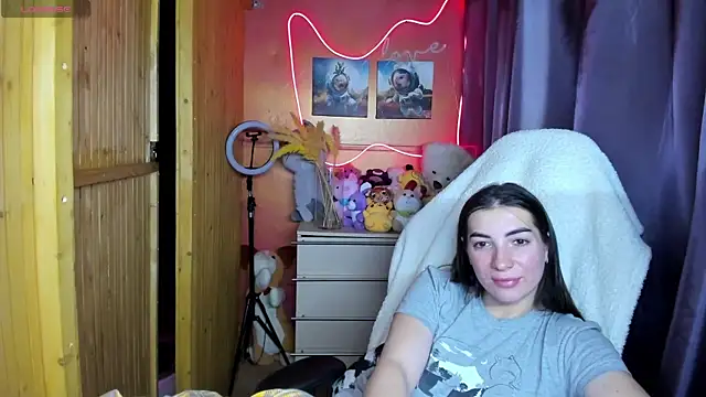 Fiery Brunette  online show from 11/30/25, 06:28