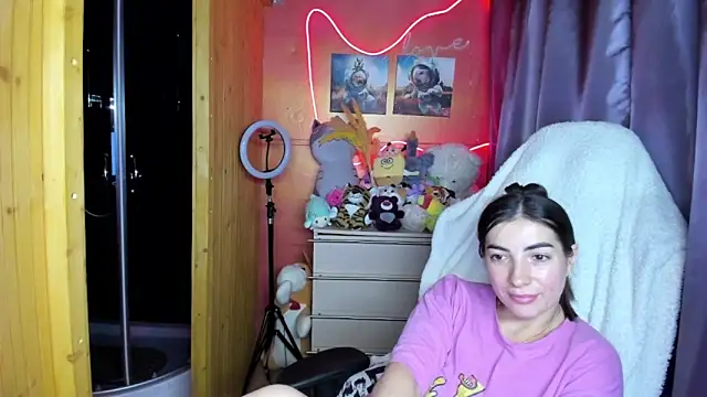 Fiery Brunette  online show from 04/10/26, 06:40