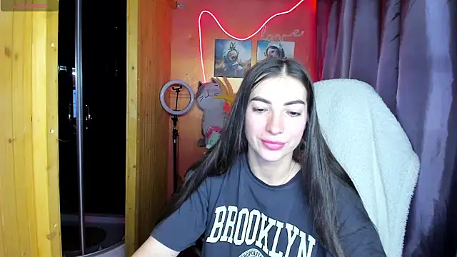 Fiery Brunette  online show from 06/03/26, 03:31