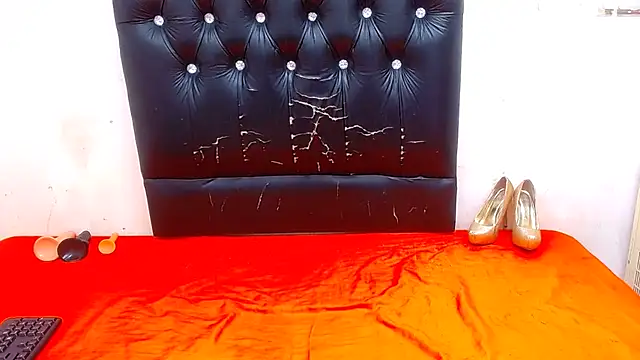 JUICYASSxxx online show from 03/18/25, 04:37