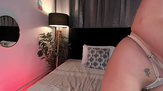 Snapshot of Lauren-Rosse chatting on 02/01/25, 08:37 Lauren-Rosse online show from 02/01/25, 08:37
