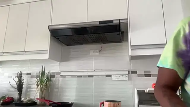 Snapshot of ChocolateCakeQueen chatting on 10/25/25, 04:02 ChocolateCakeQueen online show from 10/25/25, 04:02