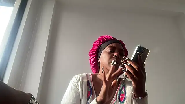 Snapshot of ChocolateCakeQueen chatting on 11/10/25, 12:15 ChocolateCakeQueen online show from 11/10/25, 12:15