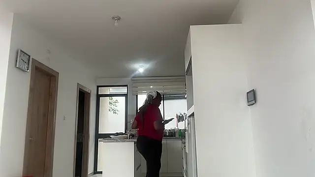 Snapshot of ChocolateCakeQueen chatting on 11/15/25, 02:02 ChocolateCakeQueen online show from 11/15/25, 02:02