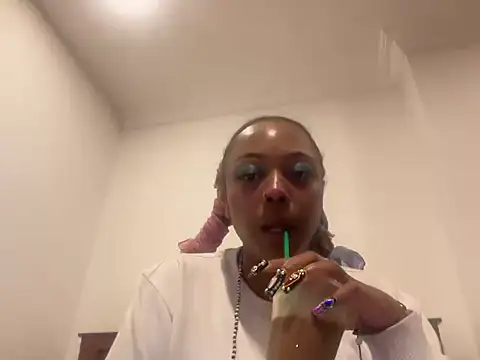 Snapshot of ChocolateCakeQueen chatting on 11/21/25, 01:15 ChocolateCakeQueen online show from 11/21/25, 01:15