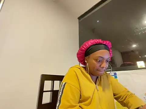 Snapshot of ChocolateCakeQueen chatting on 11/26/25, 12:33 ChocolateCakeQueen online show from 11/26/25, 12:33