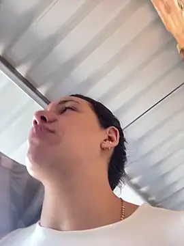 hannahb-e online show from 12/18/25, 01:50