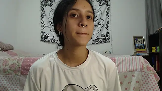 Snapshot of AlinaWoolf_ chatting on 01/03/25, 11:44 AlinaWoolf  online show from 01/03/25, 11:44