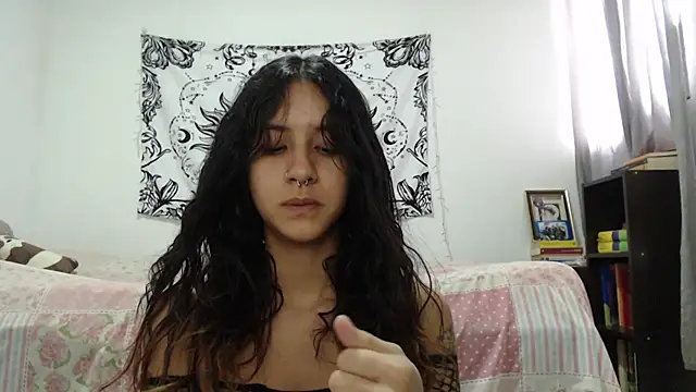 Snapshot of AlinaWoolf_ chatting on 01/17/25, 08:33 AlinaWoolf  online show from 01/17/25, 08:33