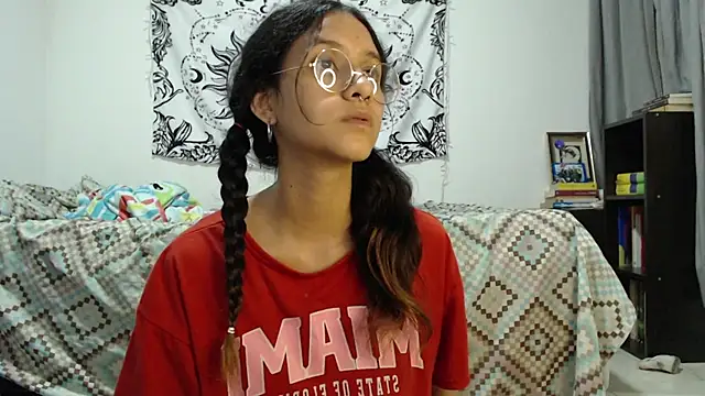 Snapshot of AlinaWoolf_ chatting on 02/25/25, 05:19 AlinaWoolf  online show from 02/25/25, 05:19