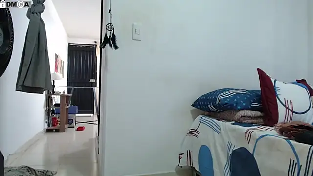 Snapshot of AlinaWoolf_ chatting on 10/31/25, 04:08 AlinaWoolf  online show from 10/31/25, 04:08