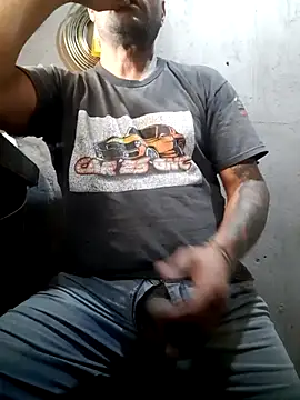 Snapshot of hecwil8 chatting on 11/03/25, 03:57 hecwil8 online show from 11/03/25, 03:57