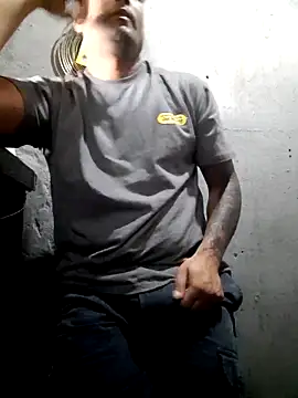 Snapshot of hecwil8 chatting on 11/25/25, 12:27 hecwil8 online show from 11/25/25, 12:27