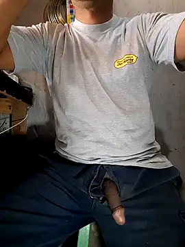 Snapshot of hecwil8 chatting on 12/17/25, 03:18 hecwil8 online show from 12/17/25, 03:18