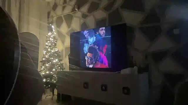 Snapshot of petitebeauty chatting on 12/10/24, 08:27 petitebeauty online show from 12/10/24, 08:27