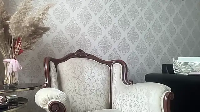 Snapshot of petitebeauty chatting on 09/15/25, 11:10 petitebeauty online show from 09/15/25, 11:10