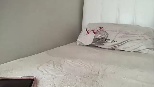 Snapshot of petitebeauty chatting on 10/17/25, 11:57 petitebeauty online show from 10/17/25, 11:57