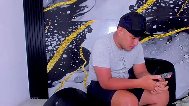 Snapshot of sweethot___ chatting on 09/27/25, 01:38 sweethot online show from 09/27/25, 01:38