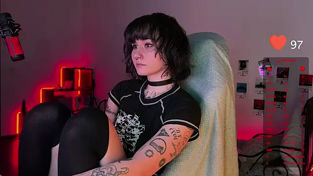 Snapshot of deadlysweet chatting on 02/24/25, 12:09 deadlysweet online show from 02/24/25, 12:09