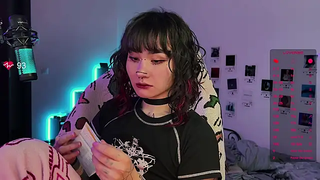 Snapshot of deadlysweet chatting on 09/23/25, 01:19 deadlysweet online show from 09/23/25, 01:19