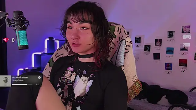 Snapshot of deadlysweet chatting on 10/27/25, 01:31 deadlysweet online show from 10/27/25, 01:31