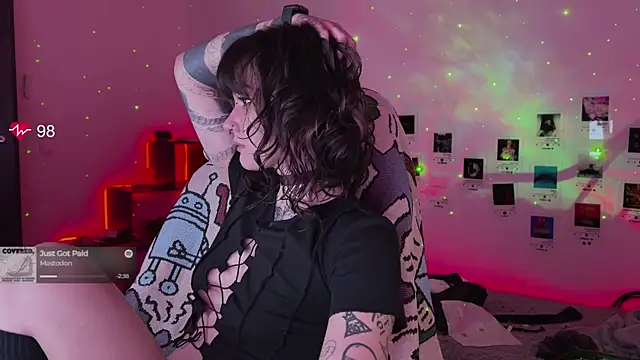 Snapshot of deadlysweet chatting on 11/06/25, 01:06 deadlysweet online show from 11/06/25, 01:06