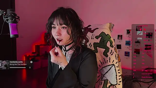 Snapshot of deadlysweet chatting on 11/23/25, 01:05 deadlysweet online show from 11/23/25, 01:05