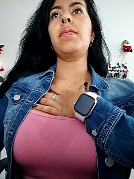 Snapshot of Emily_Wane chatting on 12/17/25, 04:46 Emily Wane online show from 12/17/25, 04:46