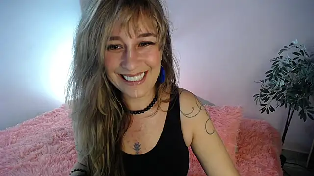 Snapshot of Paula_Paz chatting on 12/17/25, 03:07 Paula Paz online show from 12/17/25, 03:07