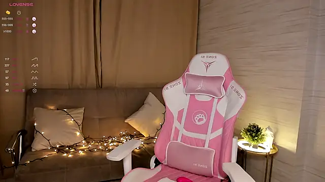 Snapshot of AnnikaAllison chatting on 03/19/25, 03:08 AnnikaAllison online show from 03/19/25, 03:08