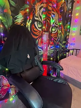 Snapshot of fatfabulous1981 chatting on 03/15/25, 05:19 fatfabulous1981 online show from 03/15/25, 05:19