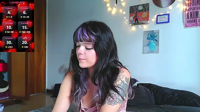 Snapshot of purple_em69 chatting on 12/21/24, 08:00 purple em69 online show from 12/21/24, 08:00