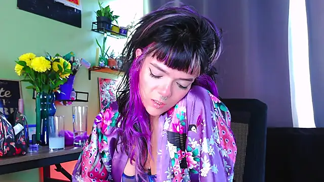Snapshot of purple_em69 chatting on 10/19/25, 04:29 purple em69 online show from 10/19/25, 04:29