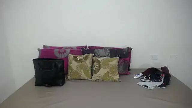 Snapshot of CrushOnMe_ chatting on 06/18/26, 12:42 CrushOnMe online show from 06/18/26, 12:42