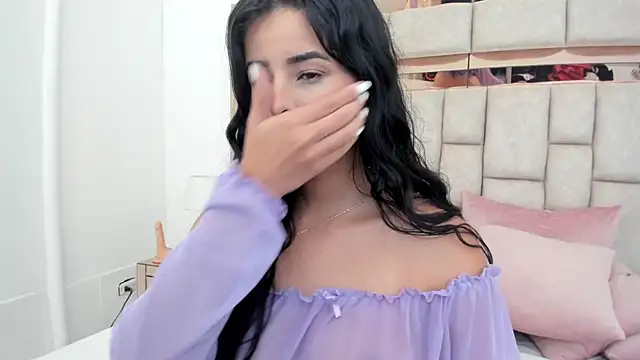 emma castilloo online show from 12/07/24, 12:24