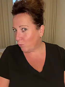 Snapshot of xsexycurvymilf chatting on 10/08/25, 03:20 xsexycurvymilf online show from 10/08/25, 03:20