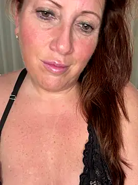 Snapshot of xsexycurvymilf chatting on 12/15/25, 02:32 xsexycurvymilf online show from 12/15/25, 02:32