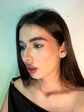 Coralinee 01 online show from 11/15/25, 12:41