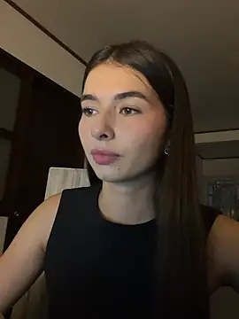 Coralinee 01 online show from 05/17/26, 11:12