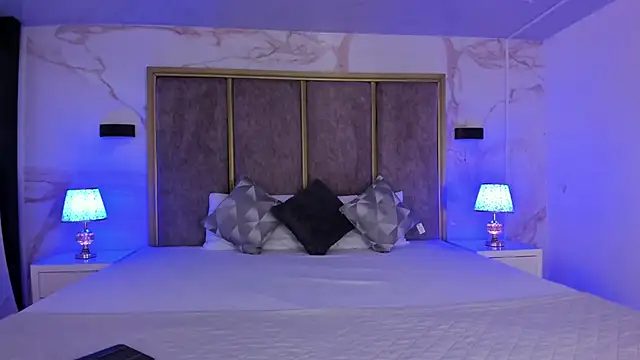 Snapshot of Amareto_ chatting on 10/30/25, 11:44 Amareto online show from 10/30/25, 11:44