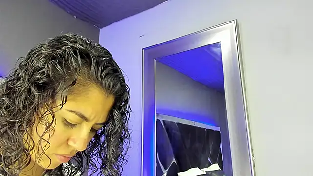 Snapshot of Amareto_ chatting on 11/16/25, 12:00 Amareto online show from 11/16/25, 12:00