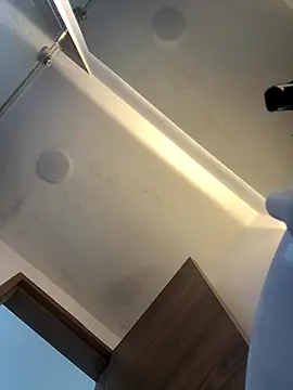 Snapshot of Amareto_ chatting on 12/21/25, 11:17 Amareto online show from 12/21/25, 11:17