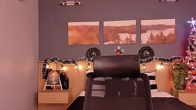 LiliJones  online show from 12/16/24, 07:43