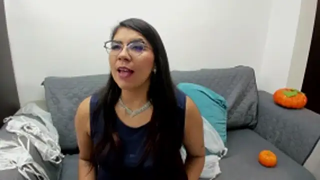 Luna Dumont online show from 10/31/25, 11:22